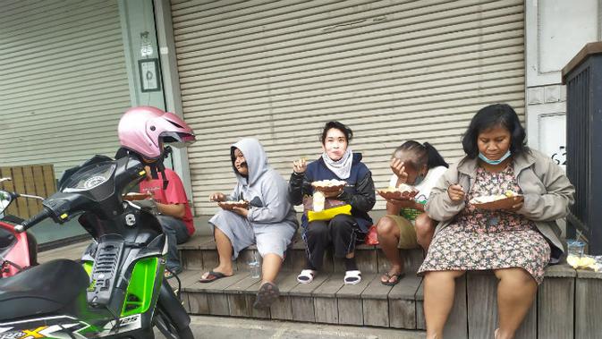 Warung makan gratis untuk semua orang di Surabaya, Jawa Timur. (Foto: Liputan6.com/Dian Kurniawan)