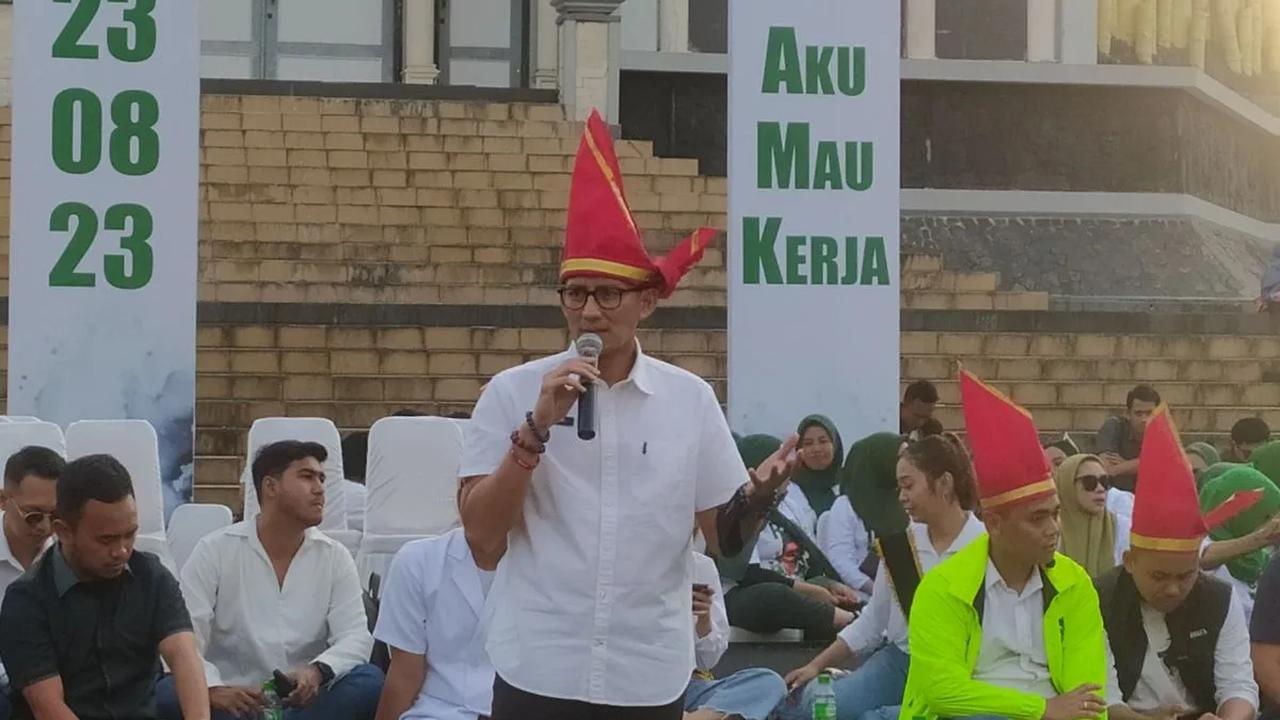 Maka dari itu, ia mengajak para pelaku UMKM untuk tetap terus menciptakan produk-produk ekonomi kreatif.&nbsp;