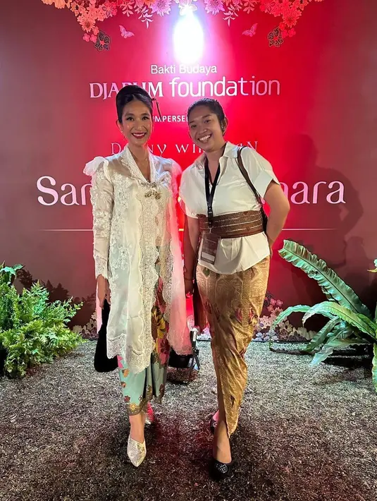 Happy Salma membuka Sandyakala Smara dengan monolog yang apik. Ia mengenakan kebaya encim panjang putih dipadukan dengan batik Kudus berwarna hijau [@happysalma]