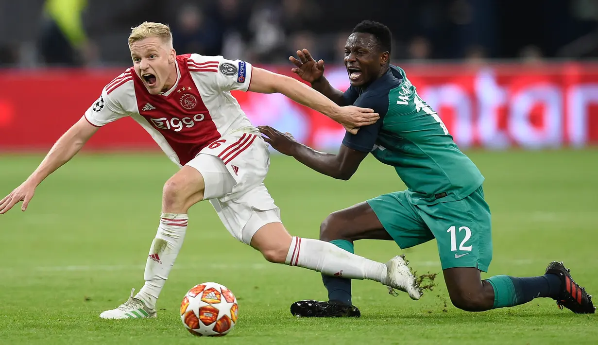 Manchester United menebus Donny van de Beek dari Ajax Amsterdam dengan mahar 40 juta pounds atau sekitar Rp 780 miliar. (AFP/John Thys)