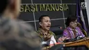 Ketua Ahmad Taufan Damanik memberi pemaparan rencana kerja kepada media, Jakarta, Selasa, (14/11). Komisioner Komnasham terpilih berkomitmen memberi perhatian khusus kepada penyelesaian kasus pelanggaran HAM berat masa lalu. (Liputan6.com/Faizal Fanani)