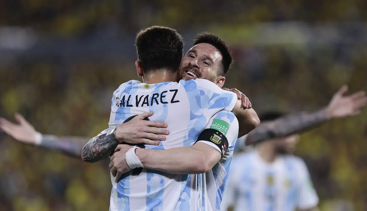 Penyerang Argentina Julian Alvarez berselebrasi dengan Lionel Messi usai mencetak gol ke gawang Ekuador pada laga kualifikasi Piala Dunia 2022 zona CONMEBOL di Estadio Monumental Banco Pichincha, Rabu (30/3/2022). Argentina dipaksa menelan hasil imbang 1-1 atas Ekuador. (AP Photo/Alexei Alexandrov)