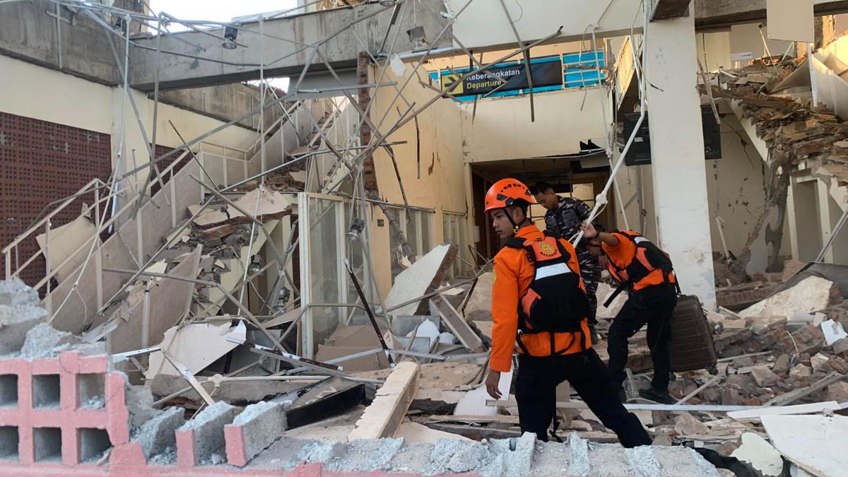 Tim SAR Evakuasi Korban Gempa NTT M 7,7 di Maumere