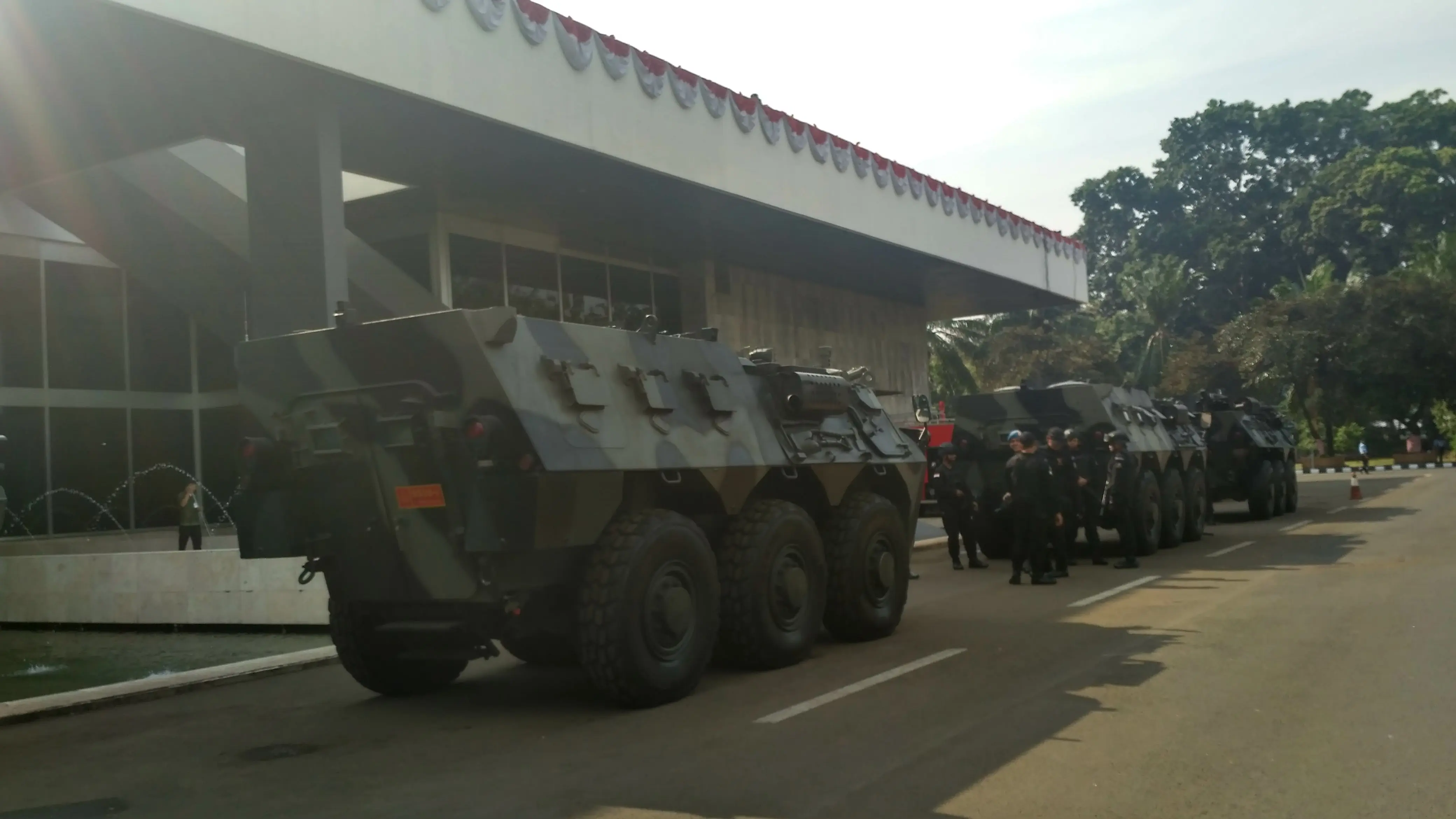 Panser TNI Angkatan Darat juga tersebar di beberapa titik, bahkan dua berwarna putih dan biru helikopter milik TNI Angkatan Udara telah disiagakan di depan lapangan Gedung Nusantara I Gedung DPR. (Liputan6.com/Ika Defianti)