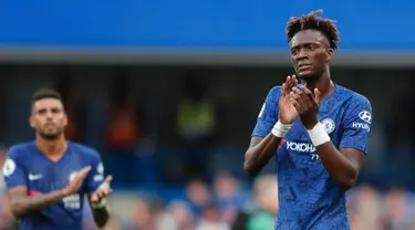 Pemain Chelsea Tammy Abraham (kanan) dan Emerson Palmieri bertepuk tangan kepada penonton usai menghadapi Leicester City dalam pertandingan Liga Inggris di Stadion Stamford Bridge, London, Minggu (18/8/2019). Pertandingan berakhir imbang 1-1. (AP Photo/Frank Augstein)