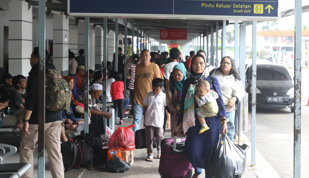 Calon penumpang menyusuri lajur pejalan kaki di Stasiun Pasar Senen, Jakarta, Jumat (21/12). Puncak mudik libur panjang Natal 2018 dari Jakarta dengan kereta api diprediksi pada 21-22 Desember. (Liputan6.com/Helmi Fithriansyah)