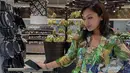 Kali ini Amel Carla terlihat chic dengan kebaya hijau yang dipadukan rok batik lilit. [Foto: Instagram/ Amel Carla]