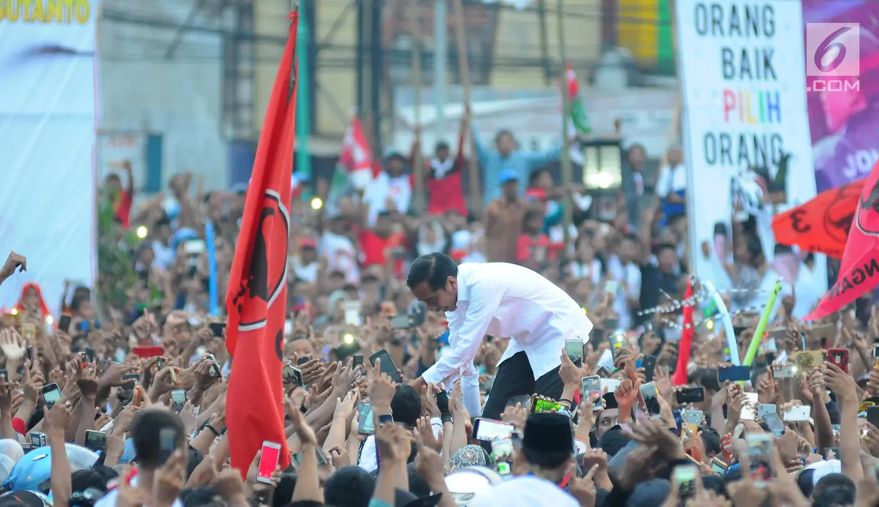 Capres nomor urut 01 Joko Widodo atau Jokowi menyalami pendukungnya saat kampanye terbuka di Alun-Alun Brebes, Jawa Tengah, Kamis (4/4). Jokowi menargetkan kemenangan lebih dari 80 persen di Brebes. (Liputan6.com/Angga Yuniar)