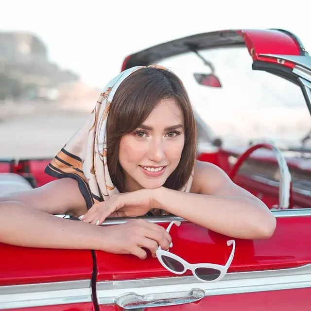 7 Pesona Louise Anastasya dengan Gaya Vintage Ala Selena Gomez