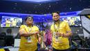 Syamsul Arip (kiri) berfoto bersama dengan Angga Yuda Prawira setelah laga final Lenovo Legion IDFM 2025 yang berlangsung di Sentinel Cyber Arena, Jakarta Timur, Minggu (23/02/2025). (Bola.com/Bagaskara Lazuardi)
