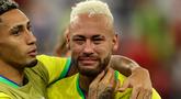 Penyerang Brasil #10 Neymar (kanan) dihibur oleh rekannya Raphinha setelah tim mereka kalah dari Kroasia pada perempat final Piala Dunia 2022 di Stadion Education City, Sabtu (10/12/2022) dini hari WIB. Langkah Brasil terhenti di babak perempatfinal Piala Dunia 2022 usai dikalahkan Kroasia lewat drama adu penalti. (Adrian DENNIS / AFP)