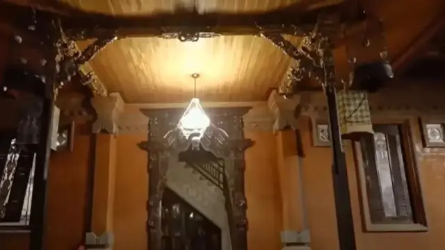 Potret teras rumah Mahalini Raharja yang dipakai untuk acara mepamit (Sumber: YouTube/Tiara Andini)