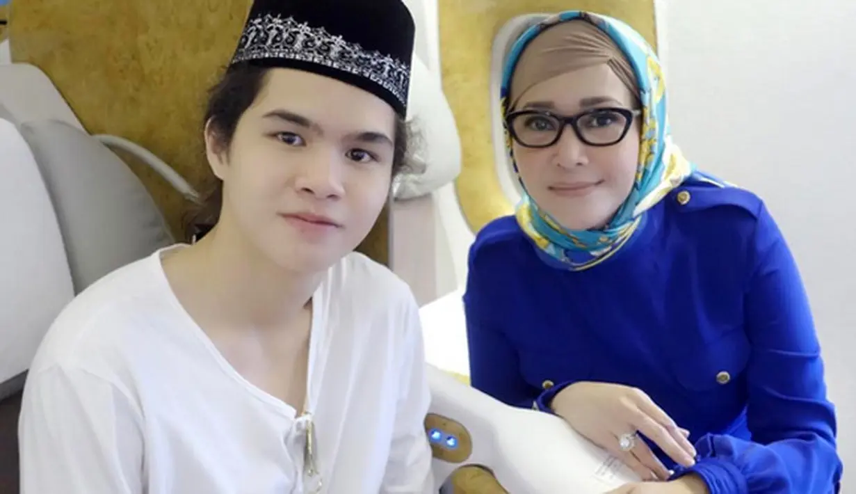 Penyanyi Maia Estianty dan putra bungsunya Dul Jaelani baru saja melaksanakan ibadah umrah di Tanah Suci Mekkah. Lantas apa yang membuat Dul menanggis?. (Instagram/maiaestiantyreal)