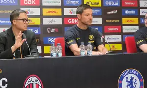 Manajer Chelsea, Xabi Alonso, dalam sesi konferensi pers menjelang laga pramusim kontra AC Milan di Stadion GBK Jakarta, Jumat (7/8/2026). (Liputan6/Thomas)