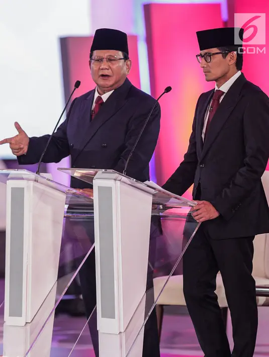 Capres dan Cawapres nomor urut 02 Prabowo Subianto-Sandiaga Uno saat Debat Capres Pilpres 2019 di Hotel Bidakara, Jakarta, Kamis (17/1). Debat perdana ini mengangkat tema hukum, hak asasi manusia, terorisme, dan korupsi. (Liputan6.com/Faizal Fanani)