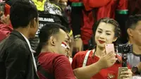 Sementara sang suami jadi idola di lapangan hijau, Jennifer Bachdim jadi bintang di tribune penonton saat duel Indonesia vs Malaysia. (Bola.com/Robby Firly)
