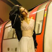 Seleb berkulit eksotis ini tampil stunning dengan dominasi nude makeup. (Sumber foto: valerieethomas/instagram)