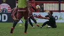 Aksi kiper Persija Jakarta, Andritany menangkap bola saat sesi latihan tim jelang laga Gojek Liga 1 bersama Bukalapak di Stadion PTIK, Jakarta, Senin (25/6/2018). Andritany berpeluang tampil saat Persija melawan Persebaya. (Bola.com/Nick Hanoatubun)