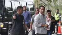 Terpidana Tubagus Chaeri Wardana atau Wawan (kanan) dan Fuad Amin tiba di Gedung KPK, Jakarta, Senin (22/10). Keduanya menjalani pemeriksaan sebagai saksi dugaan suap pemberian fasilitas dan izin di Lapas Sukamiskin. (Liputan6.com/Herman Zakharia)