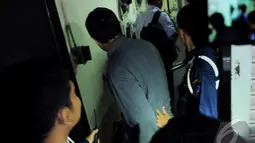 Kelima orang tersebut diduga sedang melakukan tindak pidana korupsi di kawasan Karawang, Jawa Barat, Jumat (18/07/2014) (Liputan6.com/Faisal R Syam)