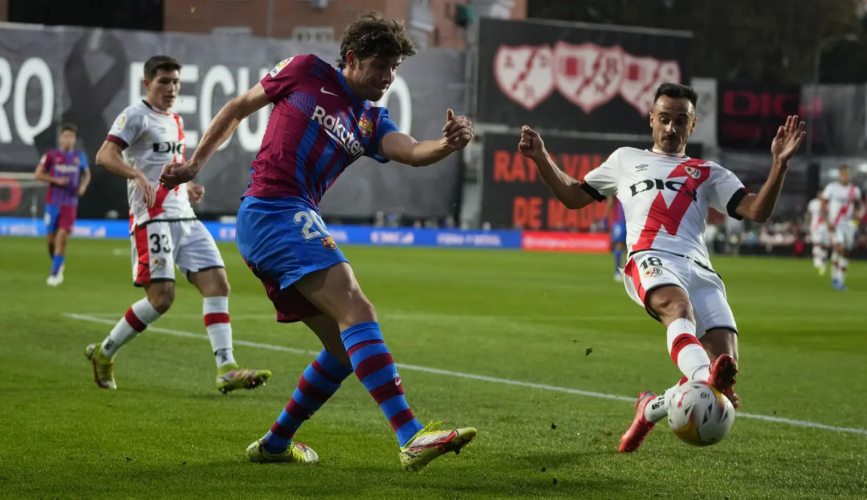 Sergi Roberto. Kontrak gelandang jebolan La Masia yang mulai masuk tim senior pada 2010/2011 ini akan berakhir pada akhir musim ini. Jika tidak diperpanjang pun, Xavi Hernandez tidak terlalu pusing karena saat ini Barcelona mempunyai banyak alternatif pemain di sektor gelandang. (AP/Manu Fernandez)