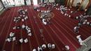 Suasana saat para siswa membaca kitab suci Alquran di Masjid Attaqwa, Bekasi, Jawa Barat, Selasa (4/5/2021). Selama Ramadhan, umat muslim menahan diri dari makan, minum, merokok dan seks dari subuh hingga maghrib. (AP Photo/Achmad Ibrahim)