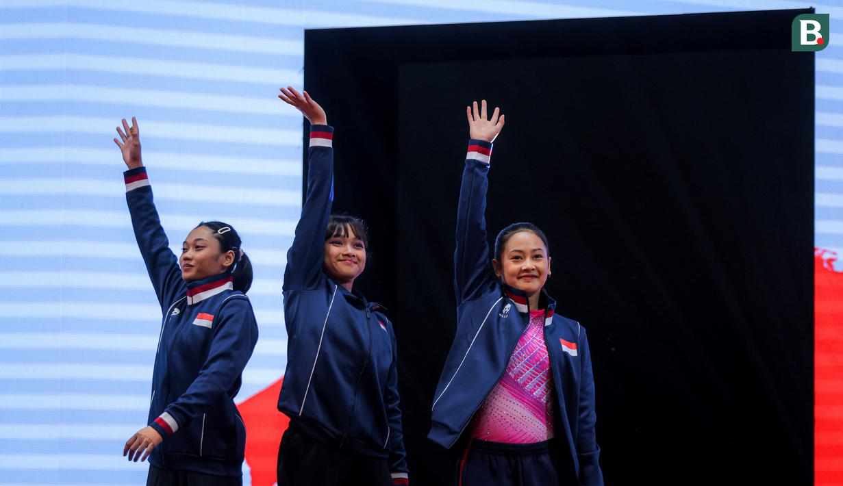 <p>Tim senam putri Indonesia, Larasati Rengganis (kiri), Alarice Mallica Prakoso (tengah), dan Salsabilla Hadi Pamungkas (kanan) menyapa penonton saat melakukan podium training jelang Kejuaraan Dunia Gimnastik 2025 di Indonesia Arena, Senayan, Jakarta, Sabtu (18/10/2025). (Bola.com/Bagaskara Lazuardi)</p>
