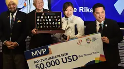 Perenang Jepang Rikako Ikee (dua kanan) didampingi Ketua Inasgoc Erick Thohir (kanan) saat penyerahan hadiah 50.000 USD sebagai Most Valuable Player (MVP) Asian Games 2018 di Jakarta, Minggu (2/9). (Arief Bagus/AFP)