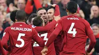 Pemain Liverpool merayakan gol Dejan Lovren (dua dari kanan) pada laga Liga Inggris melawan Newcastle United di Anfield, Rabu (26/12/2018). (AFP/Paul Ellis)