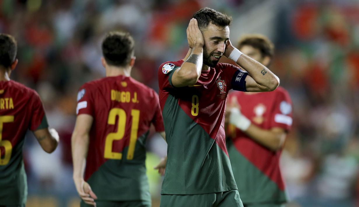Selebrasi gelandang Timnas Portugal, Bruno Fernandes setelah mencetak gol kedelapan timnya ke gawang Luksemburg pada laga Grup J Kualifikasi Euro 2024 di Estadio Algarve, Selasa (12/9/2023) dini hari WIB. (AP Photo/Joao Matos)