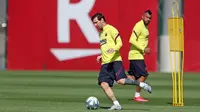 Pemain Barcelona FC, Lionel Messi, saat mengikuti sesi latihan di Ciutat Esportiva Joan Gamper, Sant Joan Despi, Senin (18/5/2020). Barcelona terus matangkan latihan jelang kembali bergulirnya kompetisi La Liga.(AFP/Handout/FC Barcelona/Miguel Ruiz)
