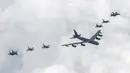 Dalam foto yang disediakan oleh Kementerian Pertahanan Korea Selatan ini memperlihatkan pesawat pengebom Amerika Serikat B-52H (tengah) serta jet tempur F-16 dan jet tempur F-15K Angkatan Udara Korea Selatan (kiri atas dan kanan bawah) terbang di atas Semenanjung Korea saat latihan bersama di Korea Selatan, Kamis (13/7/2023). (South Korea Defense Ministry via AP)