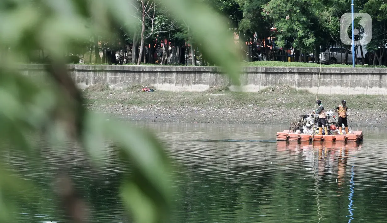 Petugas UPK Badan Air Dinas Lingkungan Hidup Provinsi DKI Jakarta membersihkan sampah di Danau Cincin, Papanggo, Jakarta Utara, Selasa (28/1/2020). Pembersihan sampah yang berasal dari pemukiman sekitar tersebut rutin dilakukan guna menjaga danau tetap bersih dan nyaman. (merdeka.com/Iqbal Nugroho)