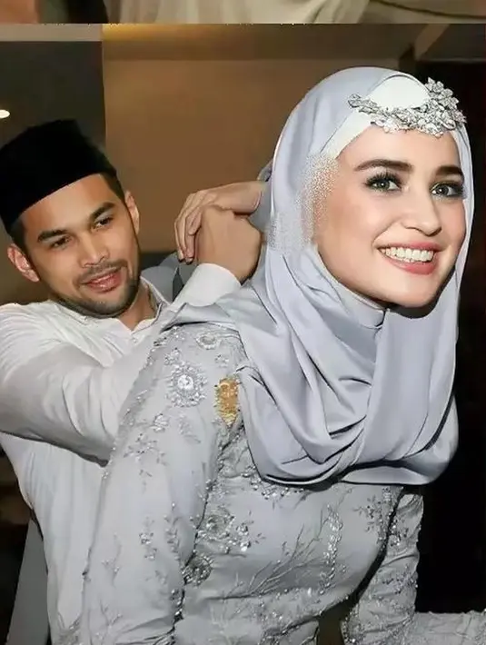 Tampil berhijab, pesona Shireen Sungkar bikin terkesima. Bintang sinetron Cinta Fitri ini diketahui berhijab setahun setelah menikah yakni pada 2014 ketika bulan Ramadhan atau tepatnya ketika sedang hamil anak pertama. Terhitung sudah 10 tahun menutup rambutnya dengan hijab, artis kelahiran tahun 1992 ini makin istiqomah dan kini penampilannya kian tertutup. (Liputan6.com/IG/@shireensungkar)
