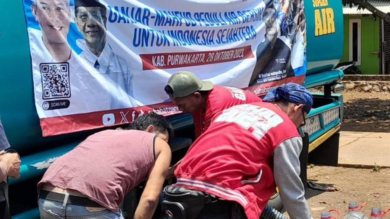Relawan Ganjar Bagikan Ribuan Liter Air Bersih di Purwakarta