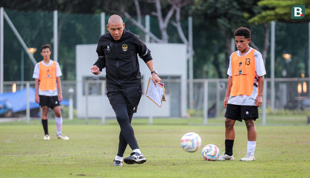Pelatih Timnas Indonesia U-16, Nova Arianto memberikan instruksi kepada pemainnya saat latihan perdana Timnas Indonesia U-16 yang berlangsung di Lapangan B, Kompleks Stadion Utama Gelora Bung Karno (SUGBK), Senayan, Jakarta, Senin (19/02/2024). (Bola.com/Bagaskara Lazuardi)