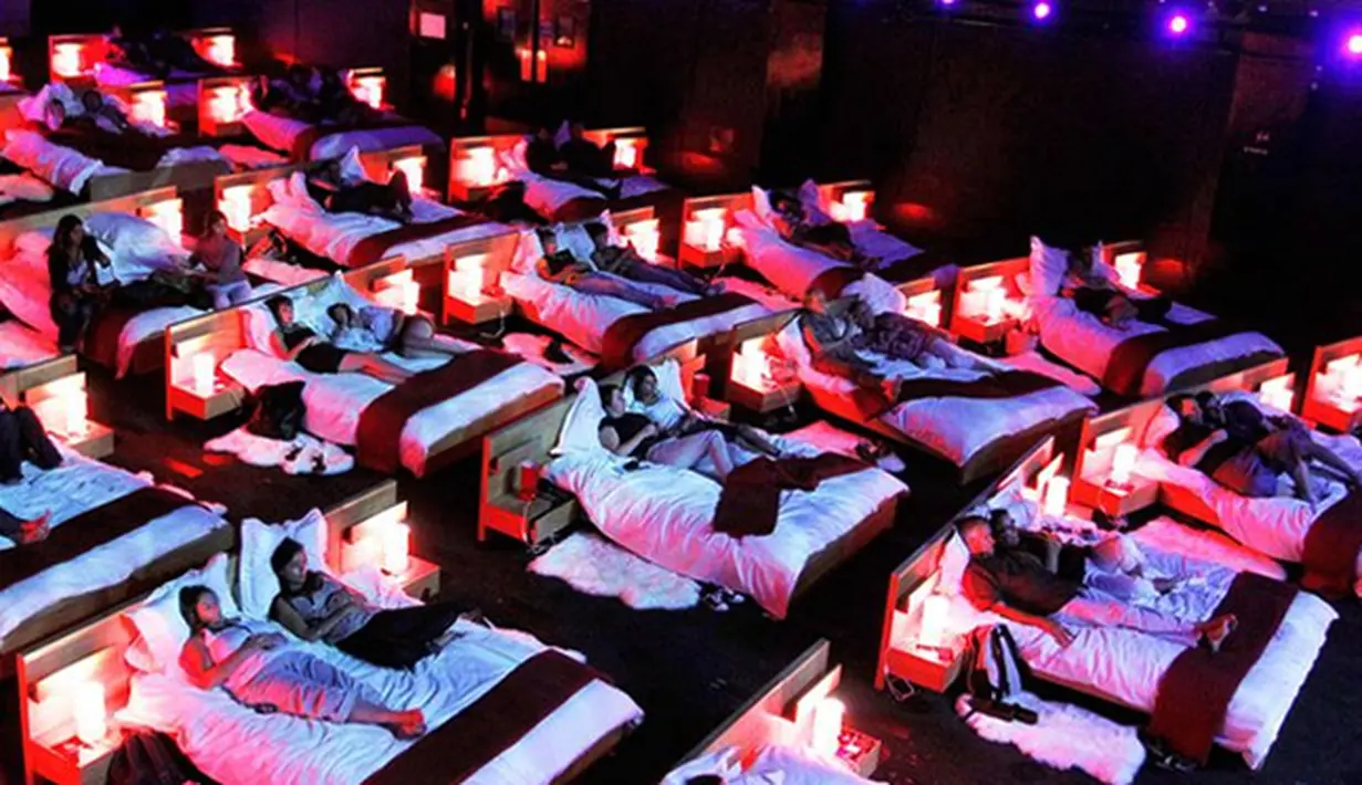 Bioskop Olympia Music Hall di Perancis ini memberikan fasilitas tempat tidur bagi dua orang di dalam studio sehingga penonton bisa berbaring sambil nonton film, lengkap dengan bantal super empuk dan selimut yang hangat. (telegraf.com.ua)