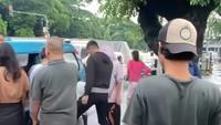 Tujuh remaja nekat mencoba mencuri rel kereta di sekitaran Stasiun Jatinegara, Jakarta Timur. Terkait kejadian ini, polisi menyatakan tengah melakukan penyelidikan lebih lanjut. (Foto: Tangkapan Layar Sosmed)
