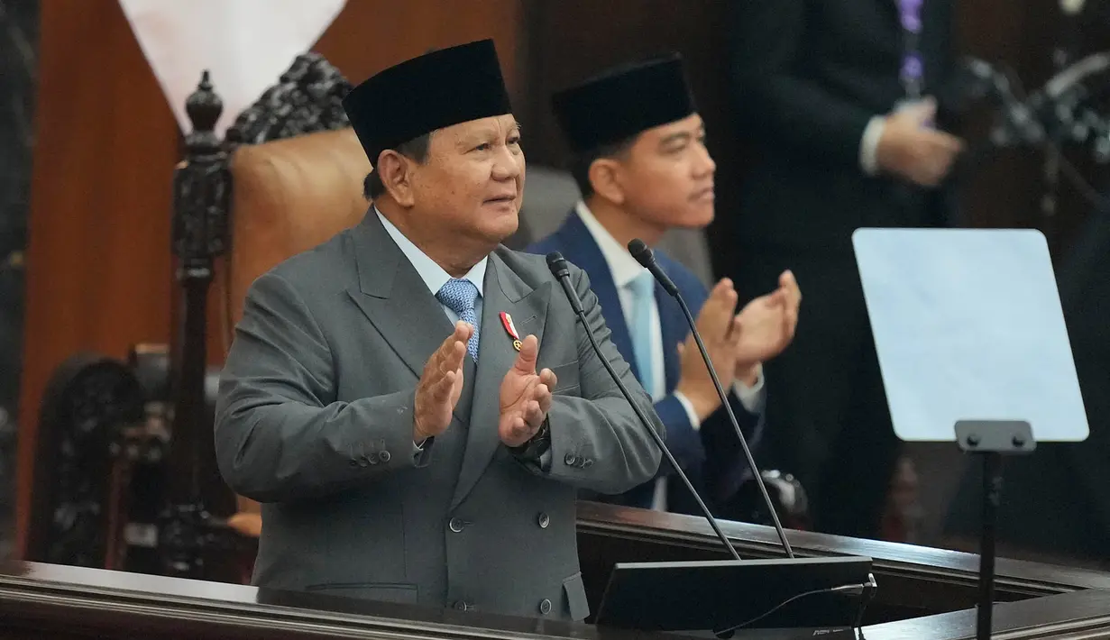 Presiden Prabowo Subianto saat menyampaikan pidato dalam Sidang Tahunan MPR RI dan Sidang Bersama DPR-DPD RI Tahun 2026 di Kompleks Parlemen, Jakarta, Jumat (14/8/2026). (AP/ Dita Alangkara)