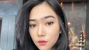 "Jadi membuat lagu itu seperti sebuah terapi untuk diri aku sendiri dengan berkarya. Jadi bukan tantangan karena itu tanpa paksaan," tambah Isyana Sarasvati. (Instagram/isyanasarasvati)