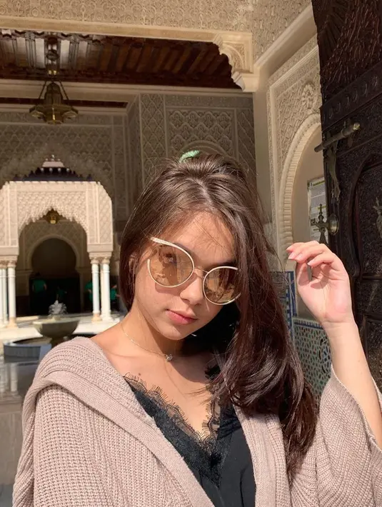 Wanita 20 tahun ini memang terkenang sebagai selebriti dengan gaya yang trendi. Seperti ketika berlibur, Rebecca Klopper tampil menawan dengan kacamata transparan berwarna cokelat. (Liputan6.com/IG/@maudykoesnaedi)