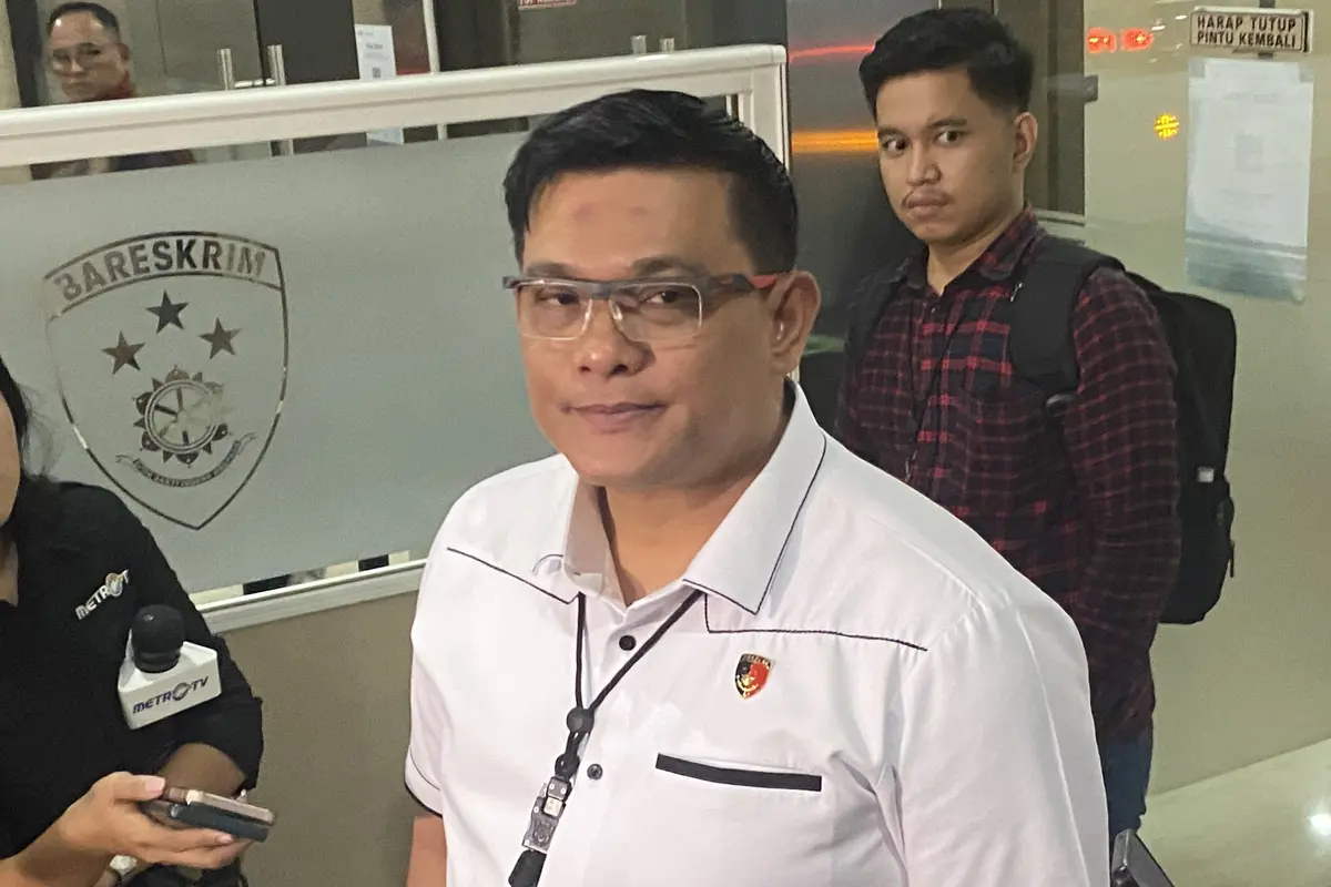 Direktur Reserse Kriminal Khusus Polda Metro Jaya, Kombes Pol Ade Safri Simanjuntak memberikan keterangan pers terkait pemeriksaan Ketua KPK Firli Bahuri, Selasa malam (24/10/2023). (Liputan6.com/Ady Anugrahadi)