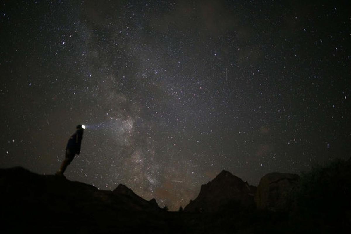 Keindahan hujan meteor berpadu Galaksi Bima Sakti hiasi langit dunia