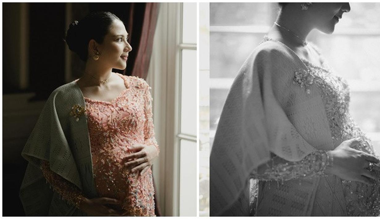 Jessica Mila kenakan kebaya warna orange dengan ulos di acara Mambosuri. Desainnya simpel tapi elegan membuat Mila semakin cantik di acara ritual adat tersebut. Diketahui kebaya yang dikenakan oleh artis berusia 31 tahun ini merupakan rancangan dari desainer Rika Wirtjes. Kain sampiran di sebelan kanan bahunya mendukung penampilan Jessica Mila jadi makin cantik. (Liputan6.com/IG/@jscmila)