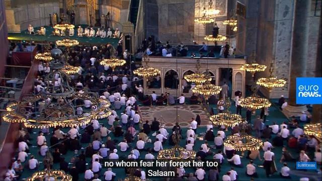 Tampilan Dalam Haghia Sophia dalam Momen Salat Jumat Perdana dalam 86 Tahun