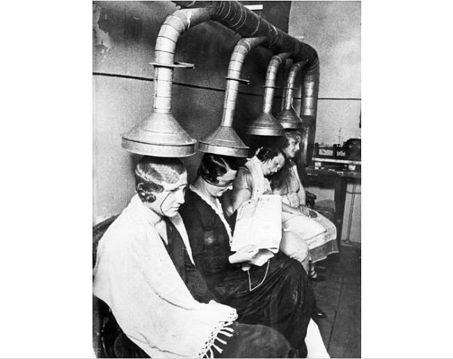 PSejumlah wanita mengeringkan rambut di salon.  Sumber: Emil Strassberg