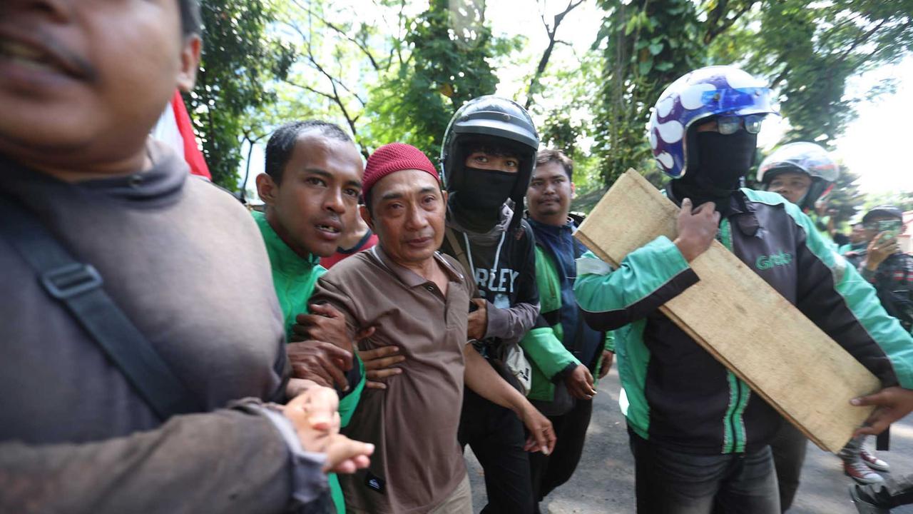 FOTO: Ribuan Ojol Antar Kepergian Affan ke Peristirahatan Terakhir