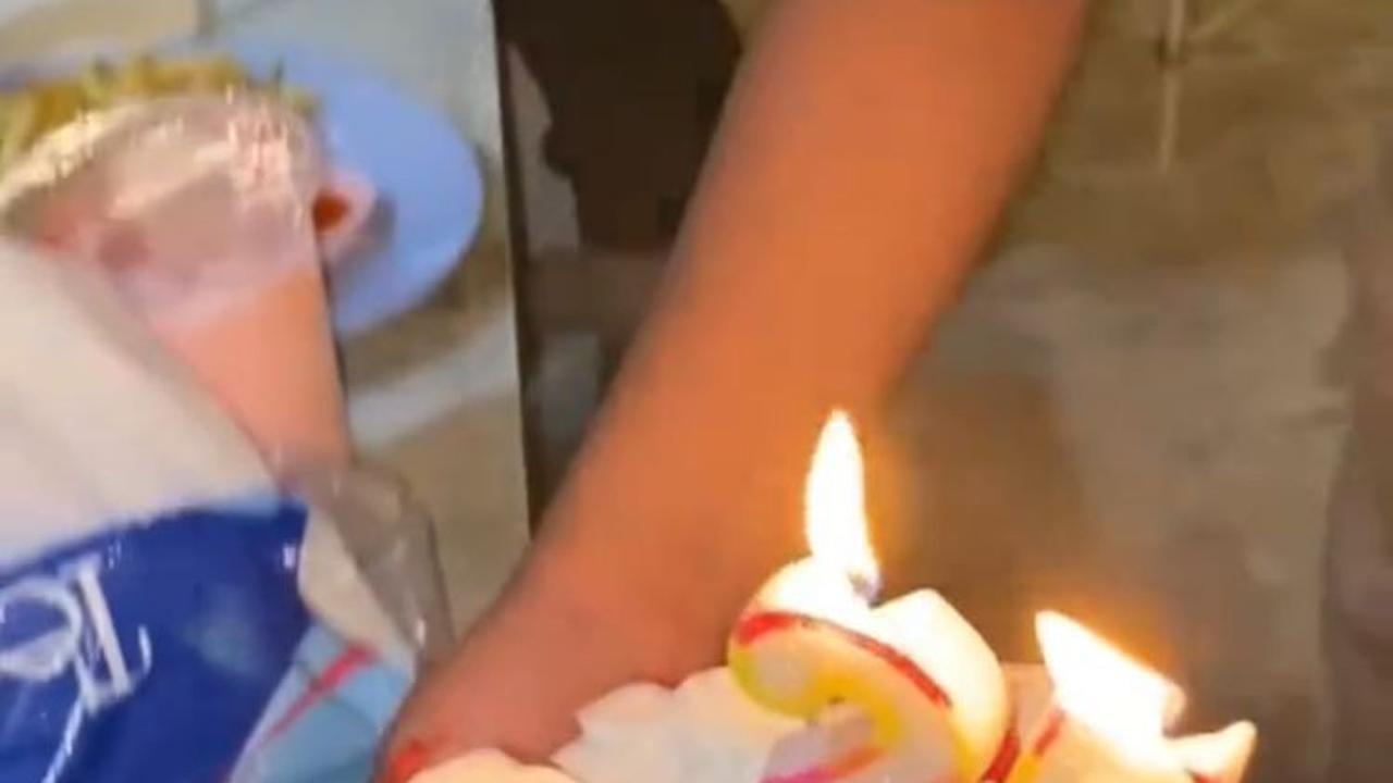 Kue ini bertuliskan 'Happy Birthday Bu Ayu Cantik,".