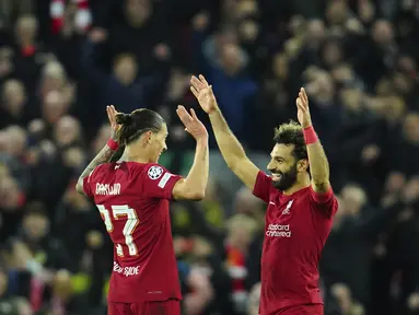 Penyerang Liverpool, Darwin Nunez (kiri) dan Mohamed Salah melakukan selebrasi usai pertandingan melawan Napoli pada lanjutan Grup A Liga Champions di stadion Anfield di Liverpool, Inggris, Rabu (2/11/2022). Liverpool menang atas Napoli dengan skor 2-0. (AP Photo/Jon Super)