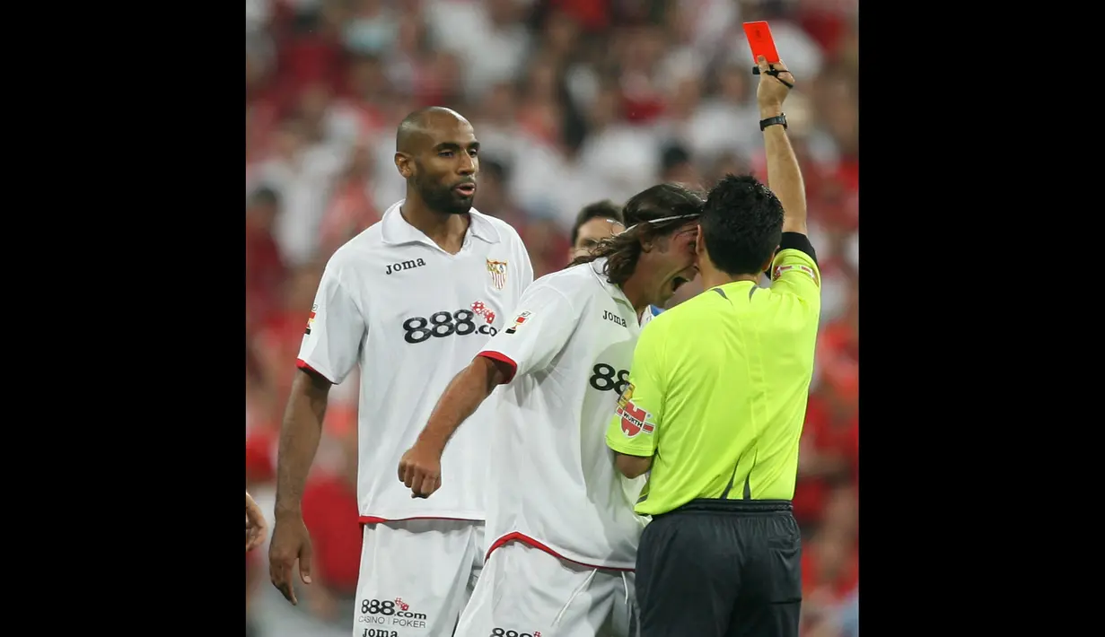 Sevilla merupakan klub LaLiga yang memiliki 181 kasus pemain dikeluarkan wasit. Sebanyak 181 kasus dikeluarkannya pemain Sevilla dari lapangan terjadi selama periode 2000 hingga 2021. (AFP/Philippe Desmazes)